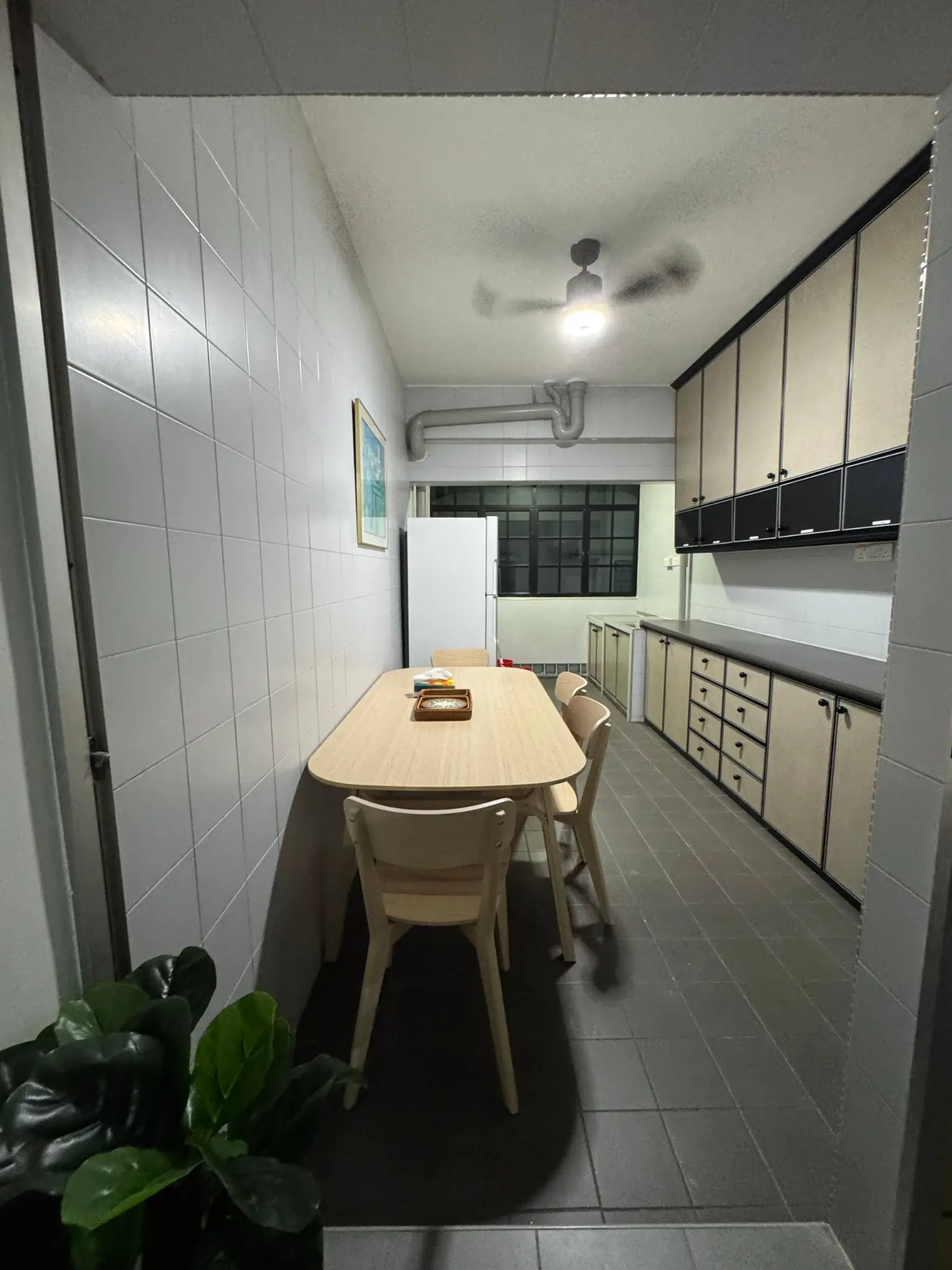 Kitchen and dining space at Tokë Living’s Pasir Panjang home